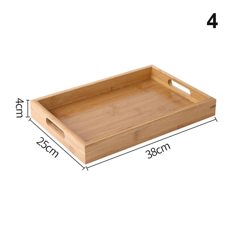 Bandeja retangular de bambu natural com alças vazadas laterais sobre mesa de madeira, ideal para servir e organizar

