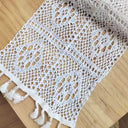  Caminho de mesa bege vintage com renda crochet e franjas, feito em algodão e poliéster, ideal para decoração de mesa elegante