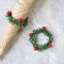 Porta-guardanapo natalino em formato de guirlanda com frutinhas vermelhas e ramos verdes – Casa Splendida, ideal para ceia de Natal.

