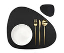 Jogo americano em couro sintético formato orgânico dupla face, com porta-copos, preto, estilo moderno Casa Splendida.


