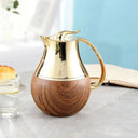 Garrafa térmica decorativa com acabamento dourado e corpo com efeito madeira elegante