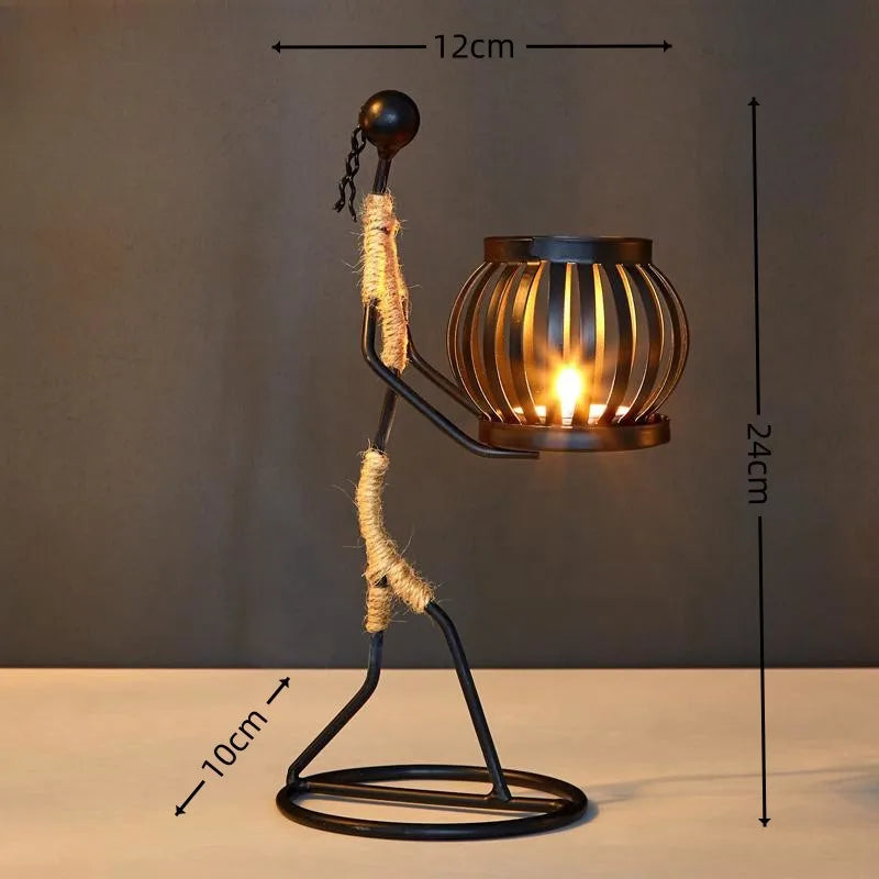 Castiçal escultura em ferro com figura abstrata e porta‑vela em forma de gaiola