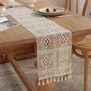  Caminho de mesa bege vintage com renda crochet e franjas, feito em algodão e poliéster, ideal para decoração de mesa elegante