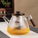 Chaleiras de vidro 1100ml com infusor e alça de nogueira em versões transparente e fumê - Casa Splêndida