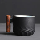 Caneca retrô preta cerâmica com alça de madeira