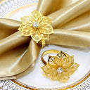 Porta-guardanapos metálicos vazados com acabamento eletroplated em dourado floral para eventos e mesa posta elegante