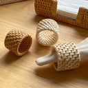 Porta-guardanapo artesanal de rattan natural, feito à mão, em formatos circular e quadrado – Casa Splendida.

