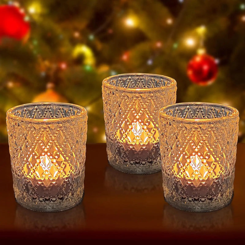 Kit 3 porta-velas de vidro dourado com textura clássica iluminados por velas