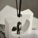 difusor aromático geométrico branco com varetas, design moderno para decoração e aromaterapia