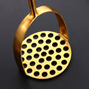 Amassador de batatas dourado em aço inox Casa Splendida, utensílio de cozinha para purês lisos e cremosos.
