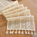  Caminho de mesa bege vintage com renda crochet e franjas, feito em algodão e poliéster, ideal para decoração de mesa elegante