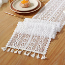  Caminho de mesa bege vintage com renda crochet e franjas, feito em algodão e poliéster, ideal para decoração de mesa elegante