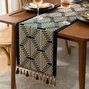 Caminho de mesa floral farmhouse em linho e poliéster com bordado delicado, ideal para mesa de jantar, cozinha e eventos.