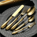 Faqueiro Inox Royal Classic 30 Peças Dourado Casa Splendida em aço inox com acabamento espelhado dourado, conjunto elegante sobre mesa sofisticada