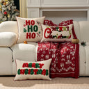 Capas de almofada de Natal bordadas festivas no sofá claro com manta vermelha — Casa Splendida