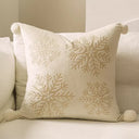 Capa de almofada de Natal bege com flocos de neve bordados e pompons — Casa Splendida