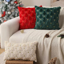 Capas de almofada de Natal em malha tufada vermelha, verde e off-white no sofá — Casa Splendida