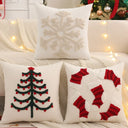 Capas de almofada de Natal tufadas em lona off-white com árvore, floco de neve e meias — Casa Splendida