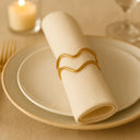 Detalhe do anel de guardanapo dourado minimalista Casa Splendida em metal com design contemporâneo, aplicado em guardanapo de linho claro