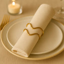 Anéis de guardanapo dourados minimalistas Casa Splendida aplicados em guardanapo de linho claro, destaque para acabamento premium e design elegante