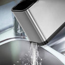 Porta talher inox de pia com design moderno e acabamento elegante sobre bancada de cozinha.